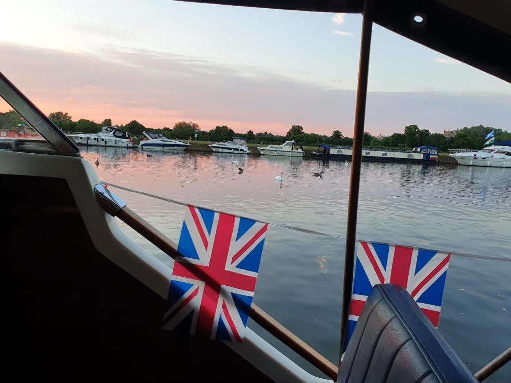 Buoyant Breaks Hotel Bray Esterno foto
